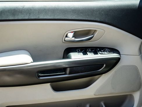 Used 2020 Kia Sedona LX FWD image 23
