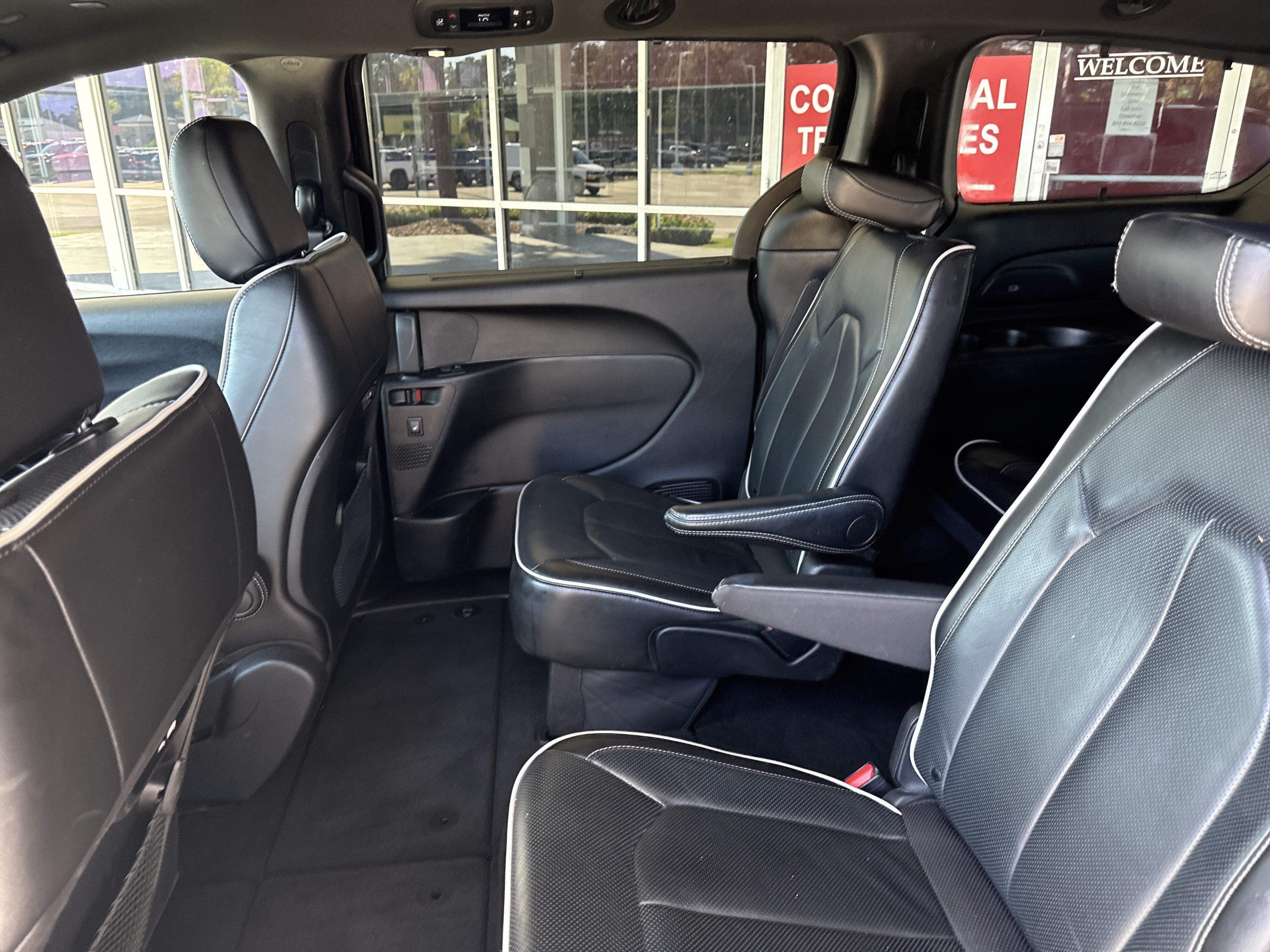 Used 2025 Chrysler Pacifica Limited FWD image 30