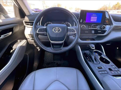 Used 2023 Toyota Highlander XLE image 14