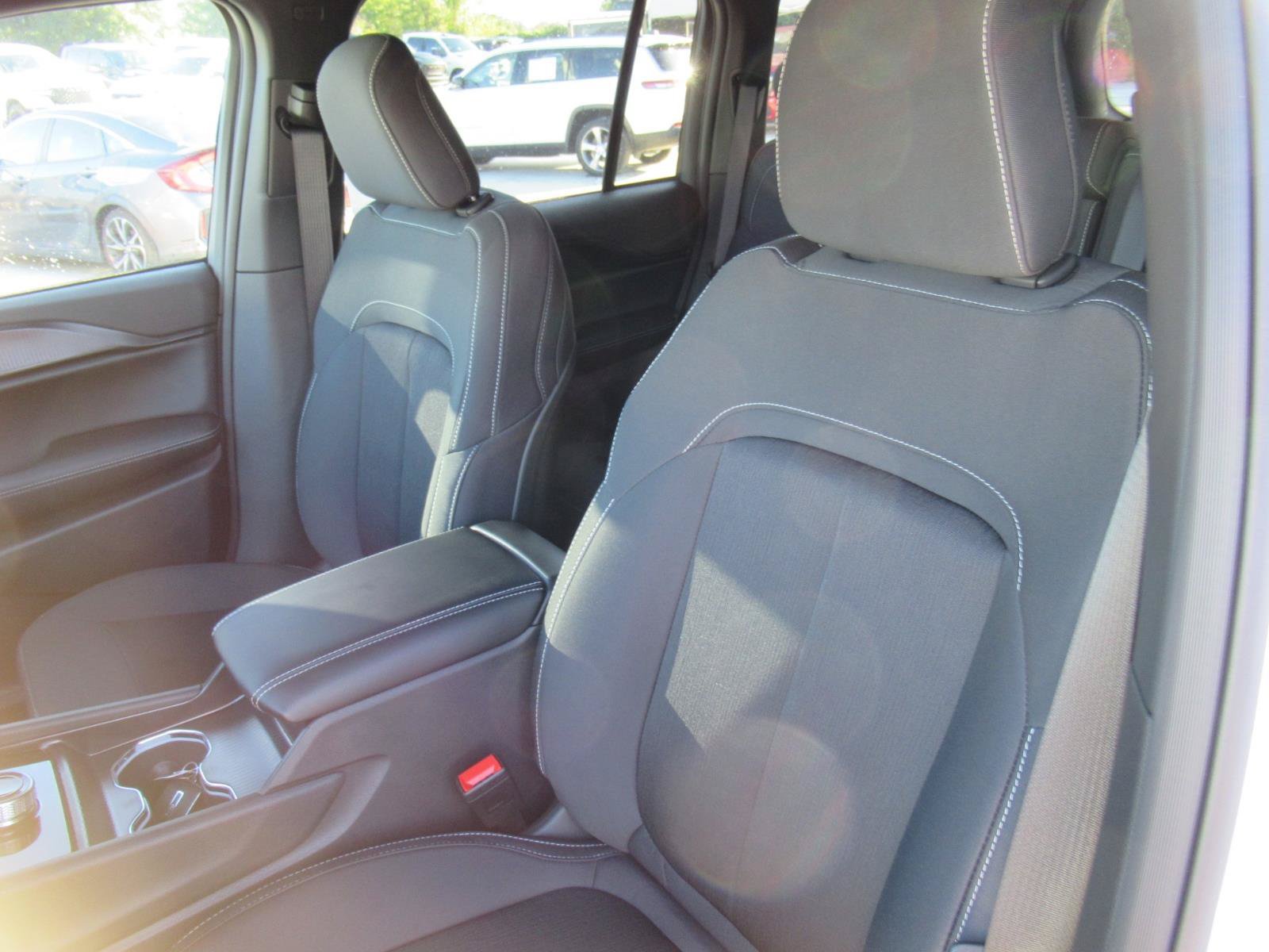 New 2027 Jeep Grand Cherokee Laredo RWD image 16