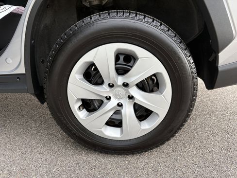 Used 2022 Toyota RAV4 LE AWD/4WD image 31