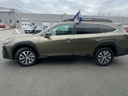 Used 2025 Subaru Outback Premium AWD/4WD image 4