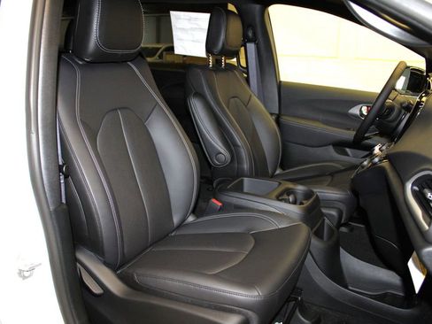 New 2026 Chrysler Voyager LX image 29