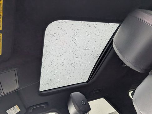 Used 2020 Land Rover Discovery SE image 17