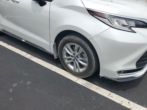 Used 2024 Toyota Sienna Limited FWD image 2