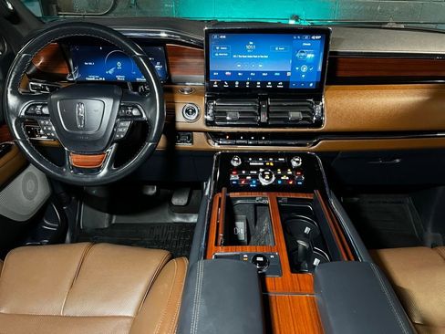 Used 2023 Lincoln Navigator Reserve image 2