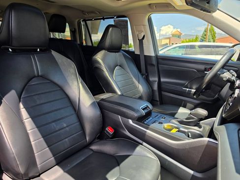 Used 2022 Toyota Highlander XLE AWD/4WD image 18