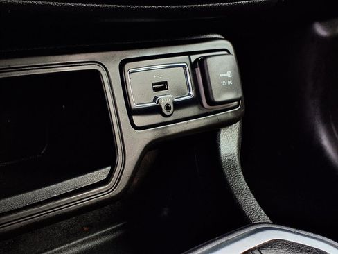 Used 2018 Jeep Renegade Latitude w/ Popular Equipment Group image 6