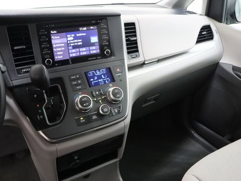 Used 2018 Toyota Sienna LE FWD image 16