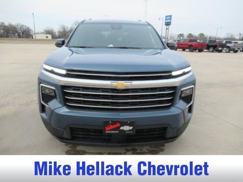 Used 2025 Chevrolet Traverse LT image 2