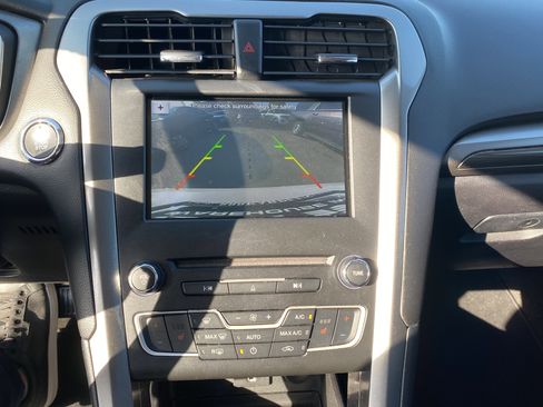 Used 2018 Ford Fusion SE w/ Equipment Group 602A FWD image 15
