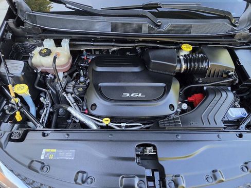 Used 2018 Chrysler Pacifica Touring-L FWD image 13