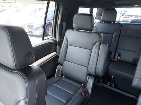 Used 2021 Chevrolet Suburban Z71 w/ Z71 Signature Package AWD/4WD image 12