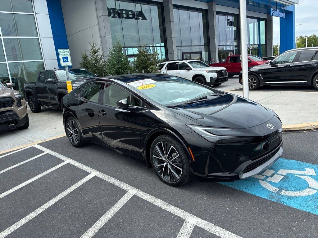 Used 2024 Toyota Prius XLE FWD image 1