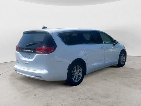 Used 2023 Chrysler Voyager LX FWD image 5