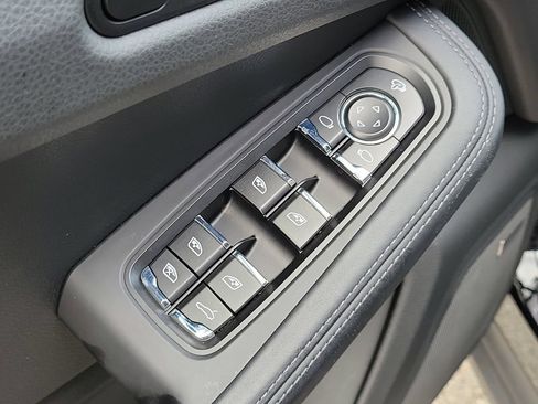 Certified 2025 Porsche Macan AWD/4WD image 27