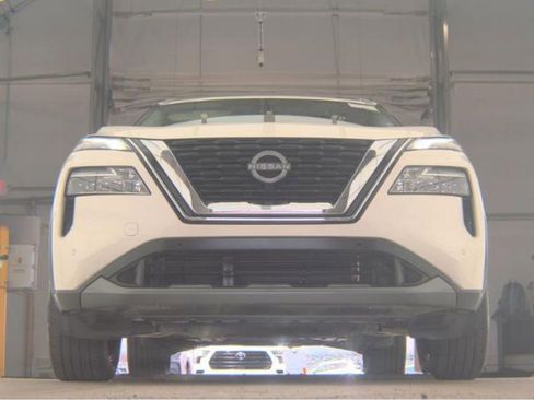 Used 2023 Nissan Rogue SL w/ SL Premium Package image 3