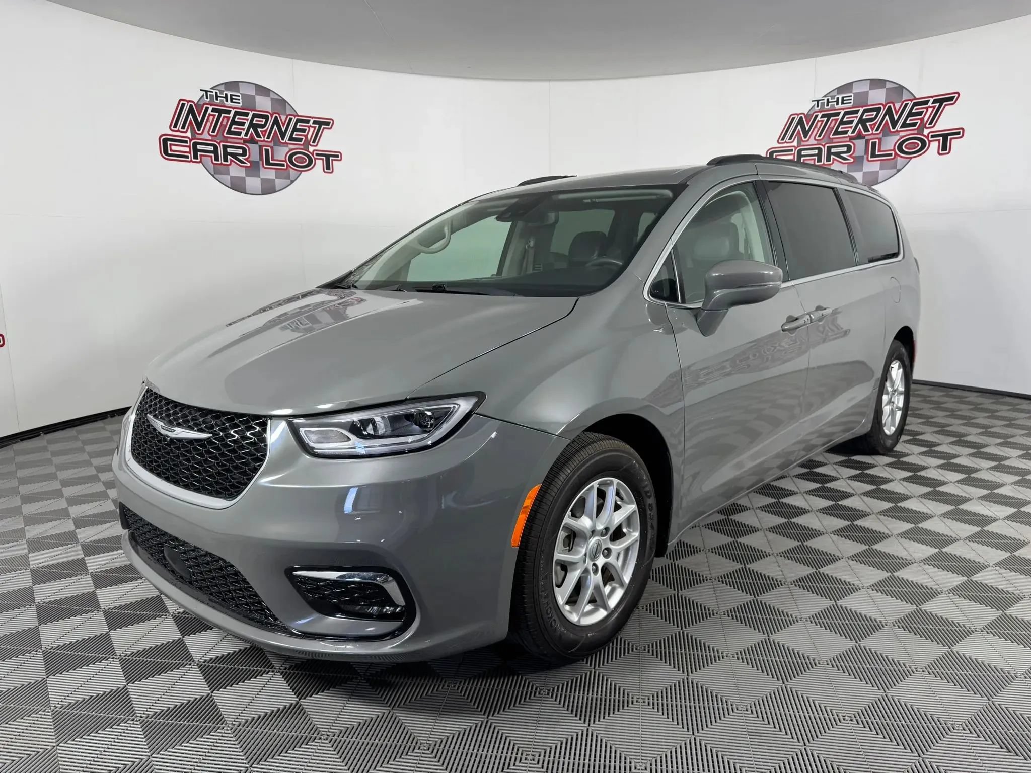 Used 2022 Chrysler Pacifica Touring-L FWD image 3