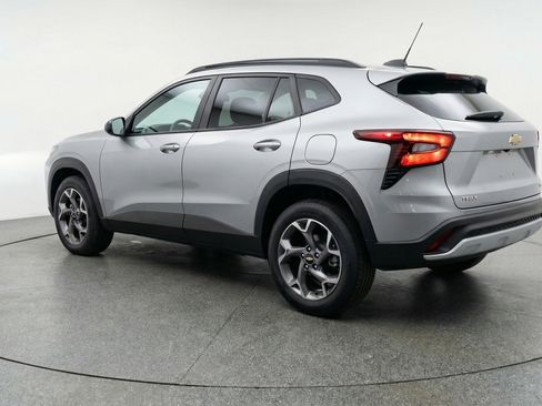 Used 2025 Chevrolet Trax LT w/ LT Convenience Package image 6