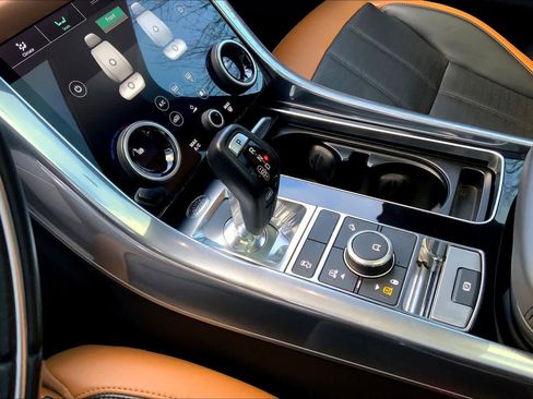 Used 2018 Land Rover Range Rover Sport HSE Dynamic image 16