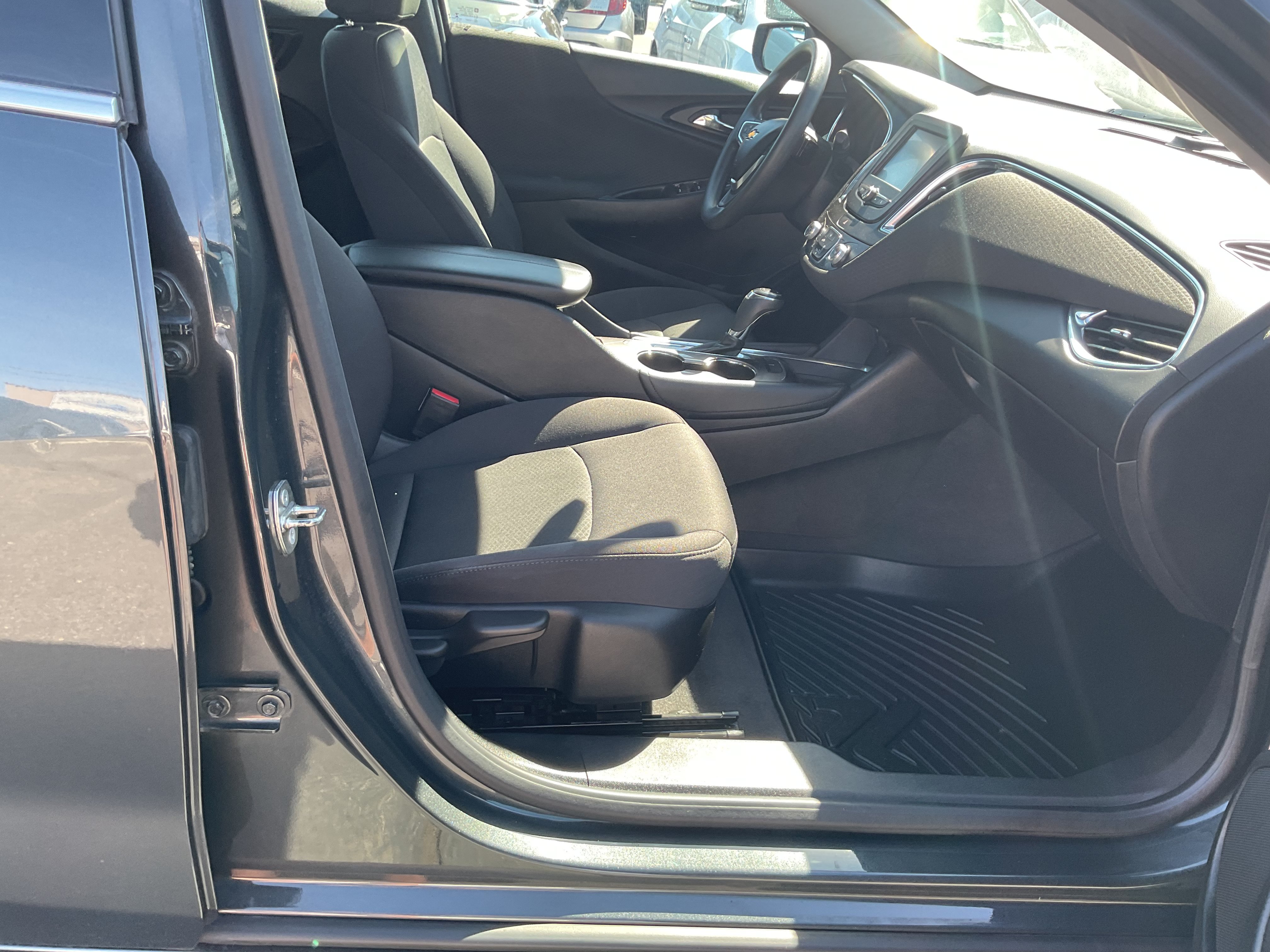 Used 2017 Chevrolet Malibu LT FWD image 11