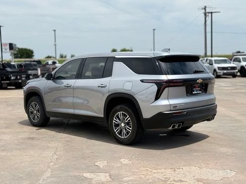 Used 2024 Chevrolet Traverse LS FWD image 4