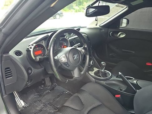 Used 2017 Nissan 370Z Coupe RWD image 20