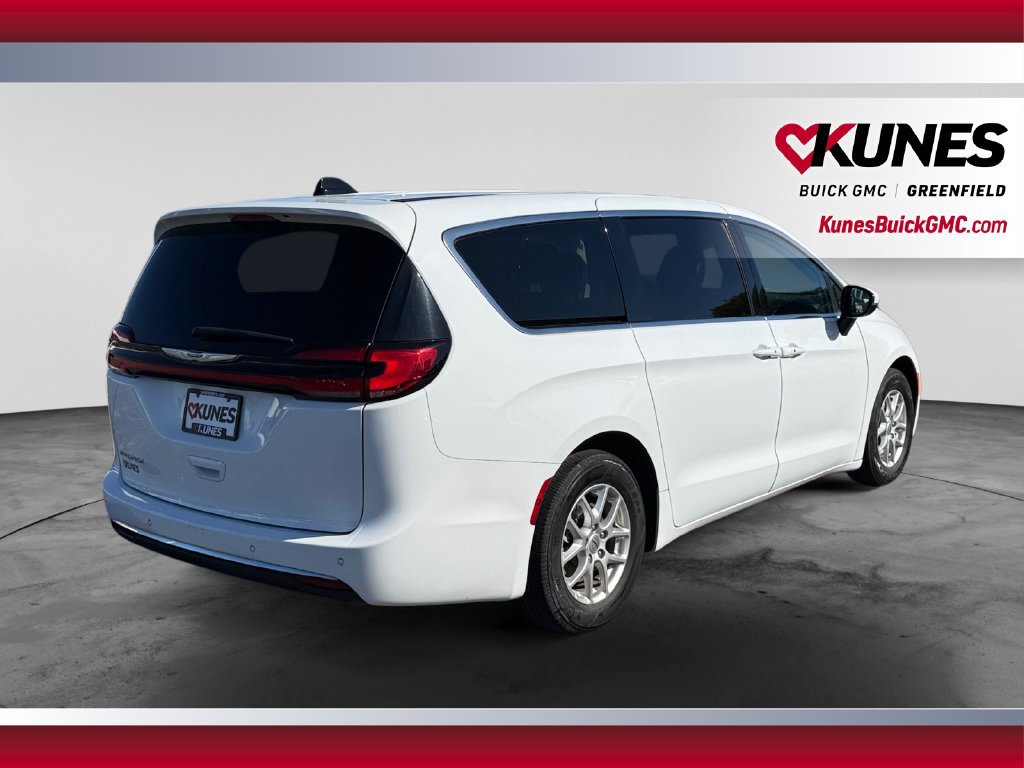 Used 2023 Chrysler Pacifica Touring-L FWD image 10