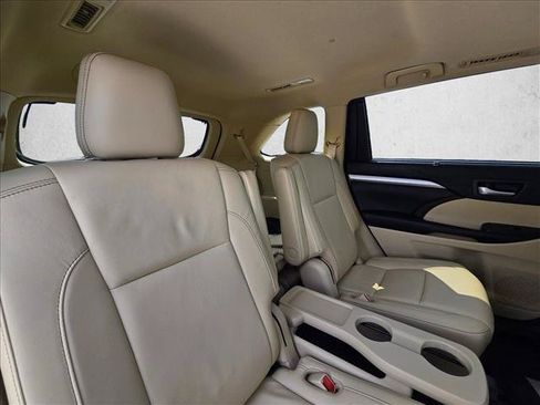 Used 2018 Toyota Highlander XLE FWD image 19