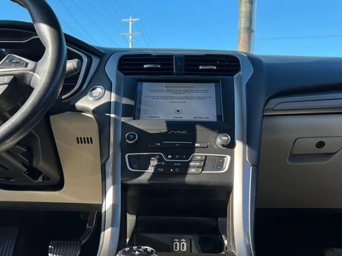 Used 2019 Ford Fusion SE image 11