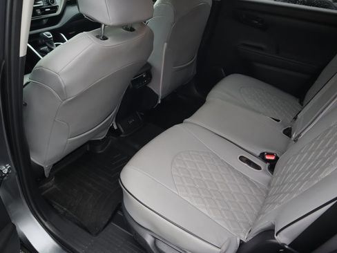 Used 2023 Toyota Highlander L image 11