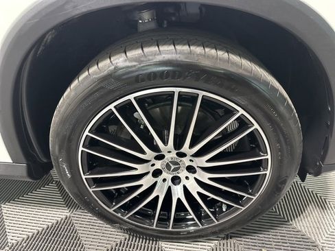 Used 2025 Mercedes-Benz GLC 300 4MATIC image 9