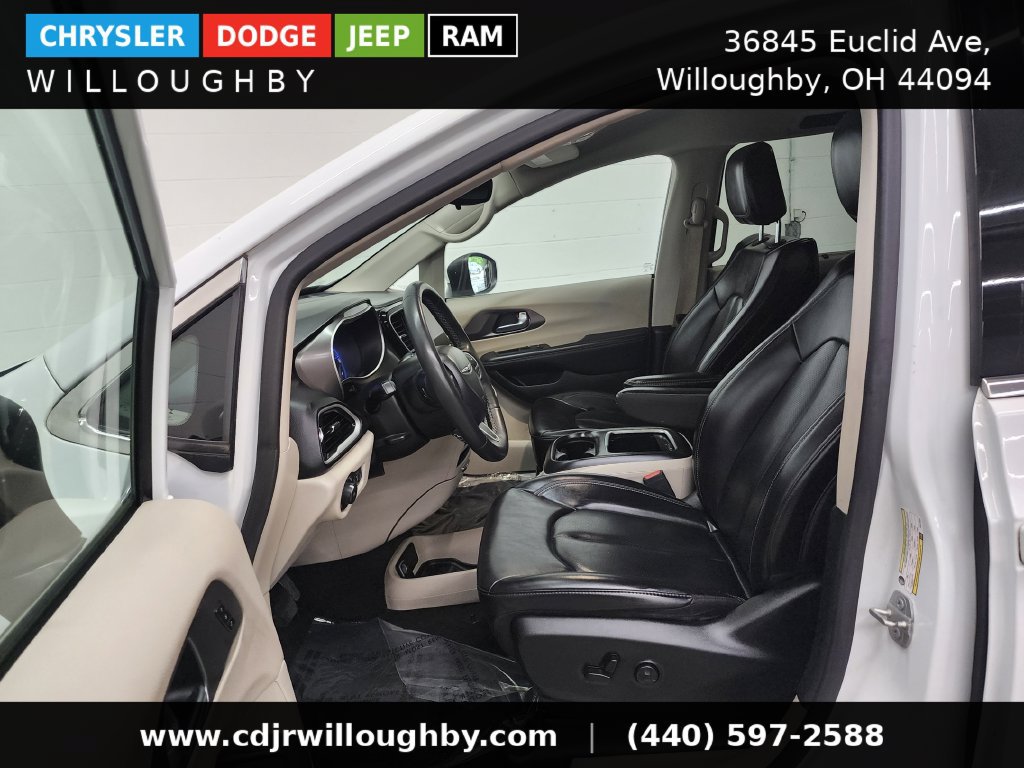Used 2023 Chrysler Pacifica Touring-L FWD image 14