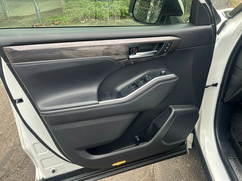 Used 2020 Toyota Highlander Limited image 12