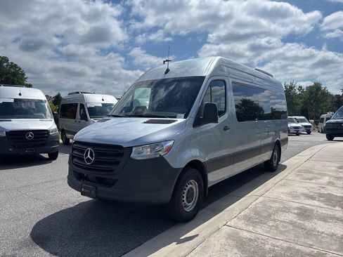 Used 2025 Mercedes-Benz Sprinter 2500 image 8