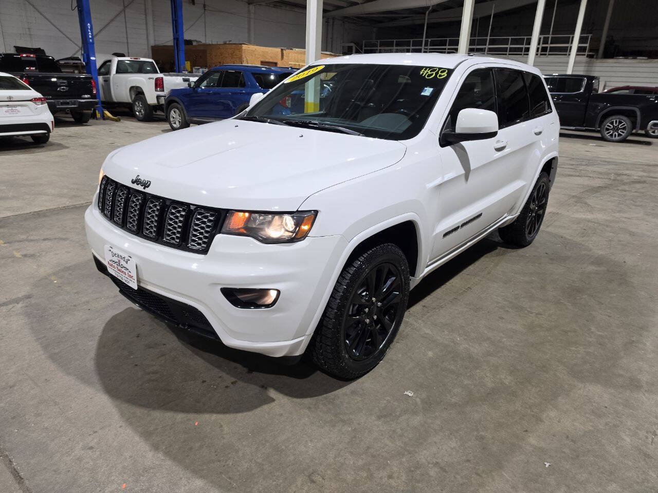 Used 2019 Jeep Grand Cherokee Altitude AWD/4WD image 3