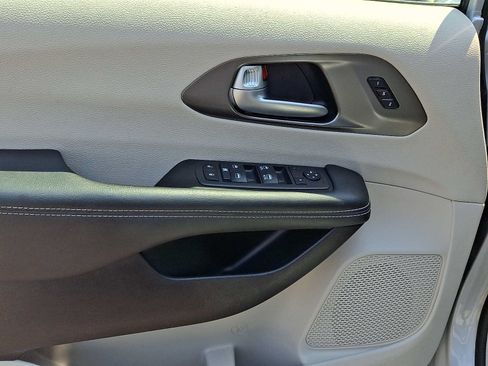 Certified 2024 Chrysler Pacifica Touring-L FWD image 16