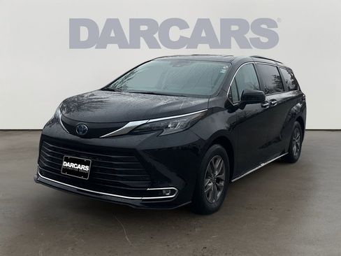 Used 2024 Toyota Sienna XLE image 3