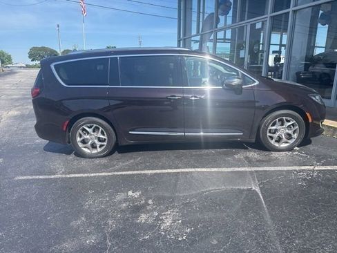 Used 2017 Chrysler Pacifica Limited w/ UConnect Theater Package FWD image 7