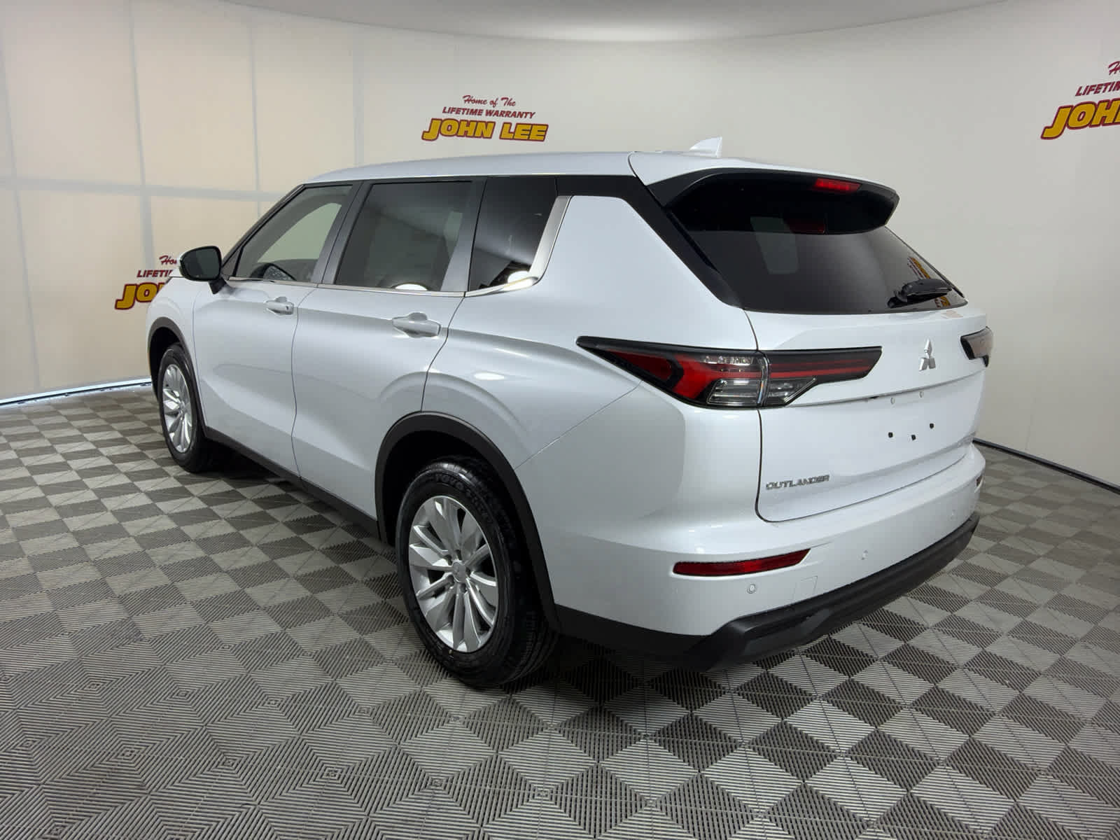 New 2026 Mitsubishi Outlander ES FWD image 3