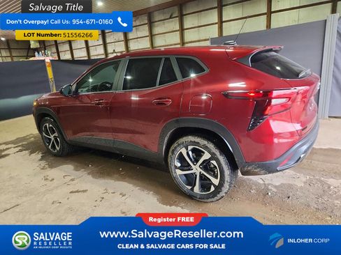 Used 2025 Chevrolet Trax RS w/ Sunroof Package FWD image 3