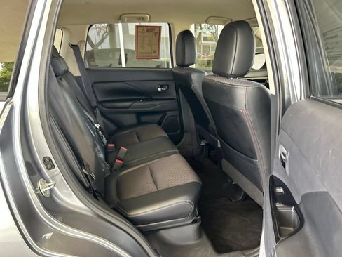 Used 2015 Mitsubishi Outlander SE FWD image 26