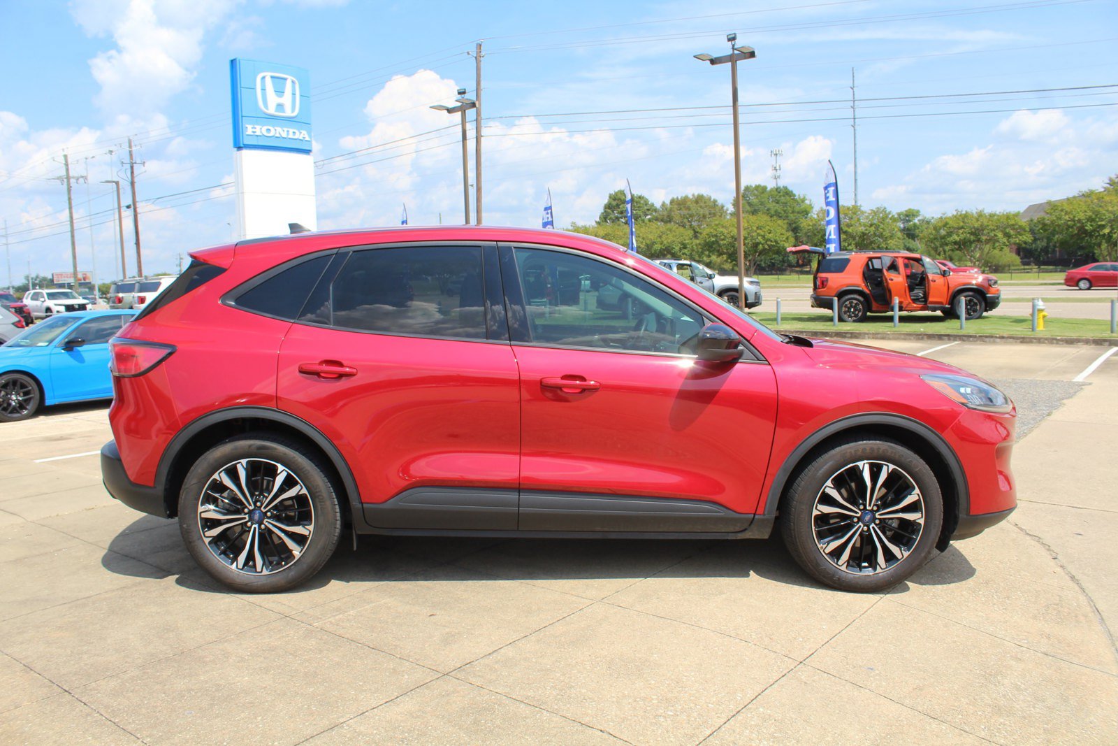 Used 2022 Ford Escape SE w/ SE Sport Appearance Package FWD image 4