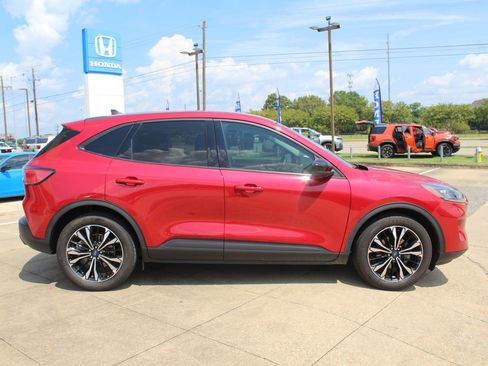 Used 2022 Ford Escape SE w/ SE Sport Appearance Package FWD image 4