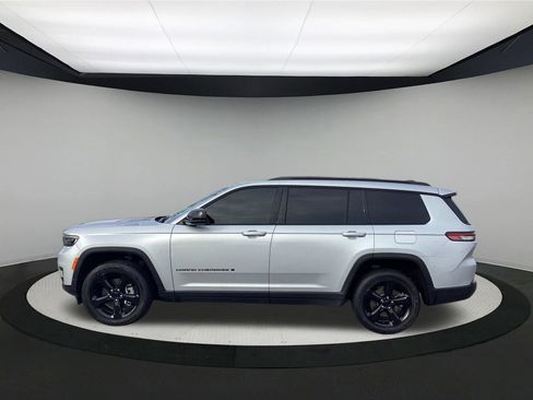 Used 2023 Jeep Grand Cherokee L Laredo image 5