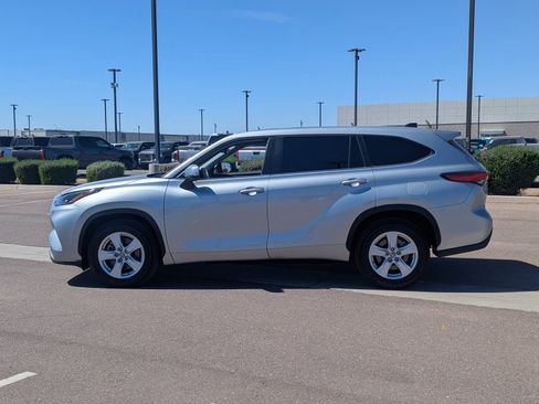 Used 2023 Toyota Highlander L image 2