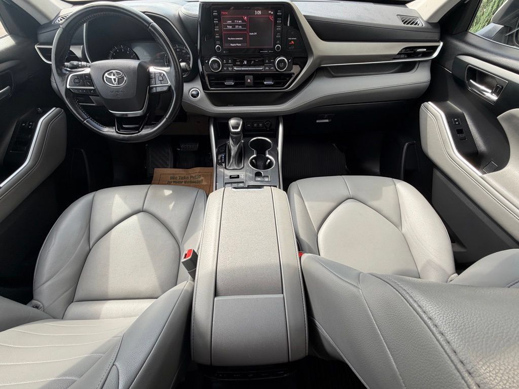 Used 2021 Toyota Highlander XLE AWD/4WD image 12