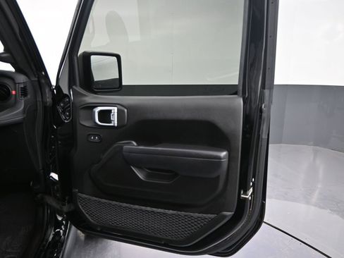 Used 2025 Jeep Wrangler Unlimited Rubicon w/ Convenience Group AWD/4WD image 38