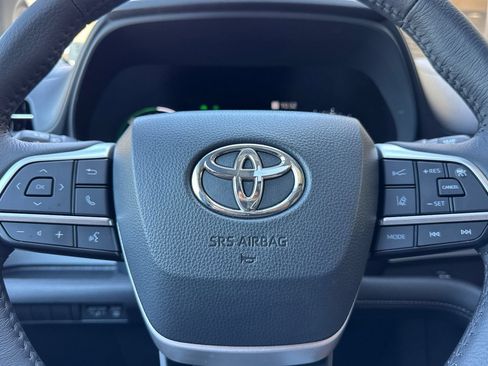 Used 2026 Toyota Sienna XLE FWD image 25
