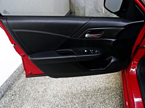 Used 2017 Honda Accord Sport image 7